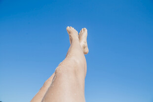 双脚伸向蓝天的惬意瞬间