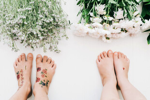 双足纹身与花卉唯美画面