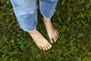 赤脚立于翠绿草地间