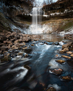 山间溪流瀑布自然美景