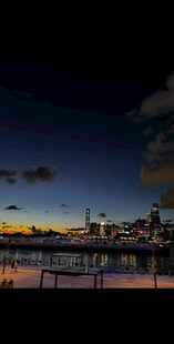 城市黄昏河畔美丽夜景