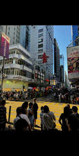 繁华街头人群围观热闹场景