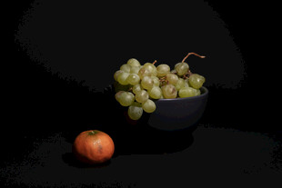 黑背景下的葡萄与橙子