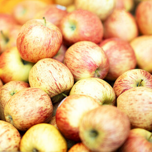 新鲜红苹果堆叠