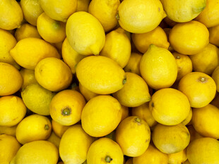 一堆鲜黄饱满的柠檬