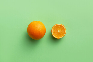 青底上的完整与半切橙子