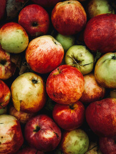 多彩新鲜苹果堆叠