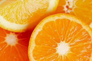 新鲜多汁的切片橙子