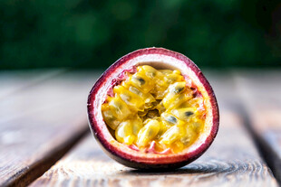 切开的百香果果肉特写