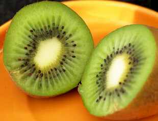 切开的新鲜猕猴桃