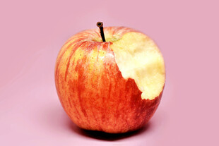 咬过一口的红苹果