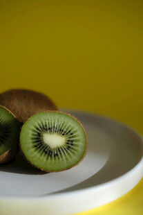 黄背景上的新鲜切开猕猴桃