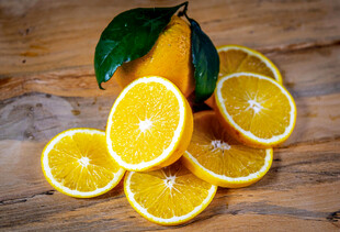 新鲜切片橙子摆于木面