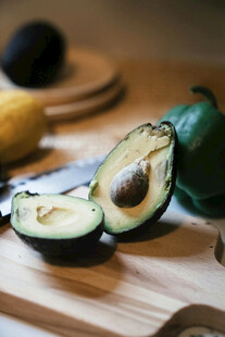 切开的牛油果置于案板上