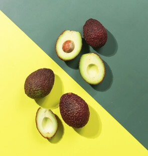 黄绿背景上的新鲜牛油果