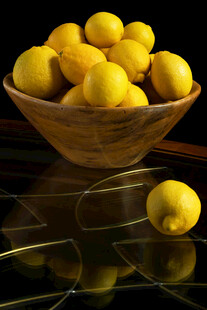 木碗中的鲜黄柠檬