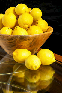 木碗中的鲜柠檬