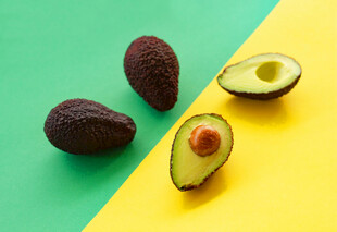 黄绿背景上的新鲜牛油果