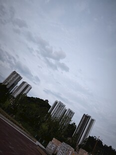 阴天城市高楼景观