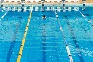 泳池中一人正在游泳