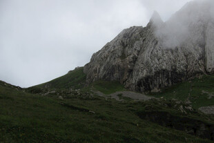 云雾缭绕的巍峨山峰