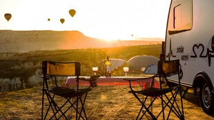 夕阳下的露营房车与座椅