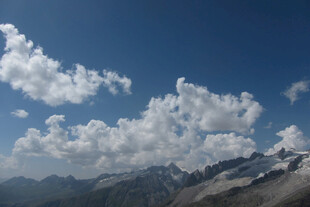 蓝天白云下的壮丽山脉