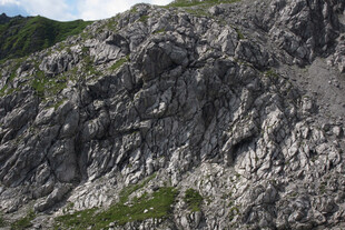 巍峨嶙峋的高山景观