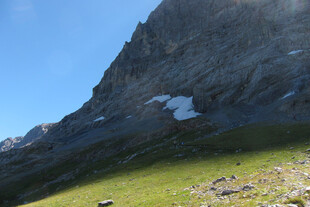 高山草地间的壮美风光