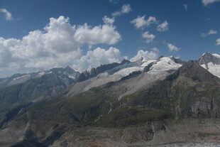 壮丽雪山蓝天美景