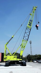 黄色大型起重吊车