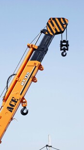 黄色起重机吊臂特写