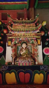 藏传佛教神像供奉场景