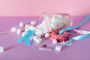 粉色背景的糖果装饰摆件