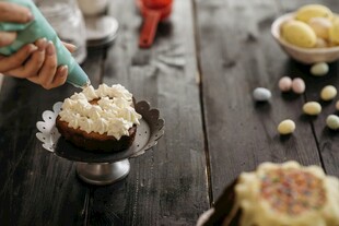 装饰美味蛋糕的温馨瞬间