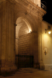 夜晚古老拱形建筑大门