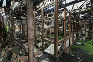 废弃破败的室内建筑场景