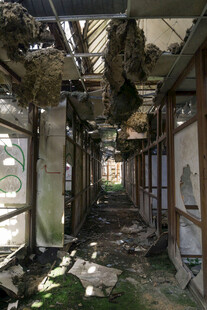 废弃屋内的破败景象