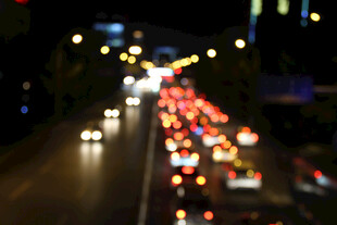 城市夜晚拥堵的车流行列