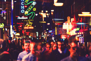 繁华都市夜下的热闹人群