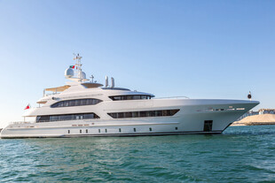 豪华游艇停泊于碧海之上