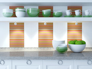 厨房架上的多彩餐具与蔬果