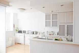 简约明亮的现代化厨房空间