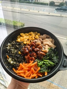 美味营养的缤纷蔬菜拌饭