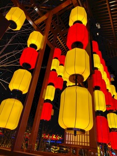 悬挂的红黄传统中式灯笼夜景灯笼