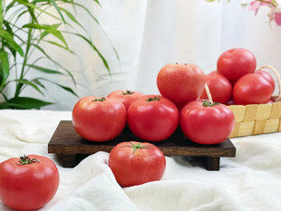 新鲜番茄摆放在木盘与篮中