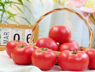 新鲜红番茄置于竹篮中