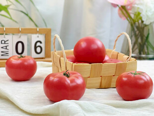 日历旁竹篮中的新鲜番茄