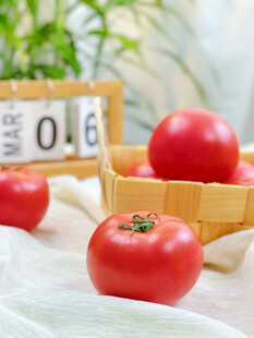 新鲜番茄摆放在竹篮中