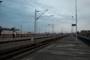 火车站台的列车与轨道